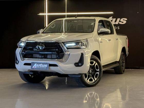 TOYOTA HILUX 2.8 D-4D TURBO DIESEL CD GR-S 4X4 AUTOMÁTICO TOYOTA HILUX 2.8 D-4D TURBO DIESEL CD GR-S 4X4 AUTOMÁTICO